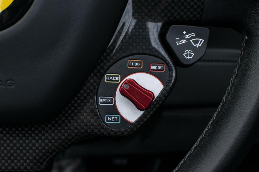 Детали интерьера Ferrari 488 Spider 2016 года  (AU) (фото 9 из 23)